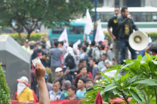 Massa pro dan kontra cekcok di depan Gedung KPK