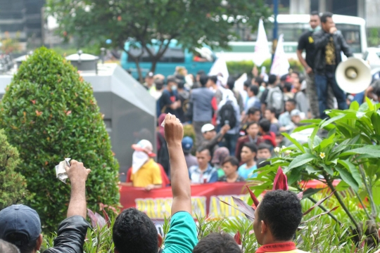 Massa pro dan kontra cekcok di depan Gedung KPK