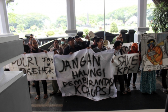 Demo penangkapan BW, massa di Malang sindir Jokowi penakut