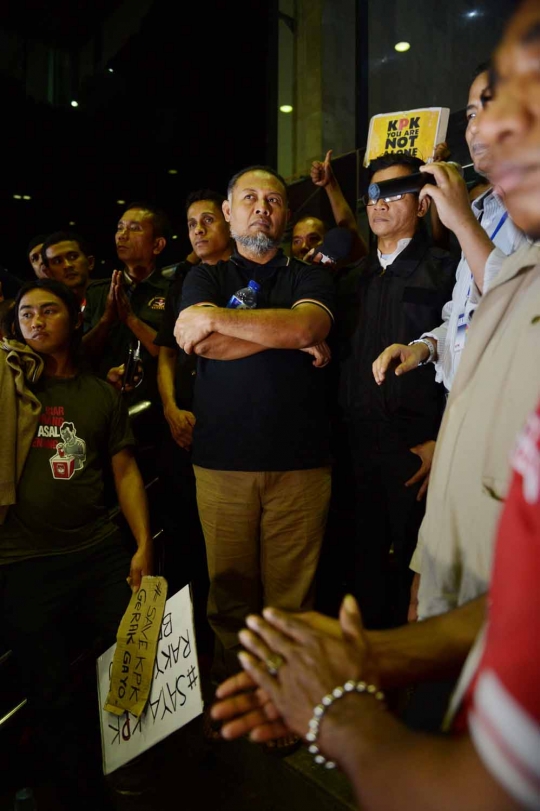 Senyum semringah Bambang Widjojanto usai dilepas Bareskrim Polri