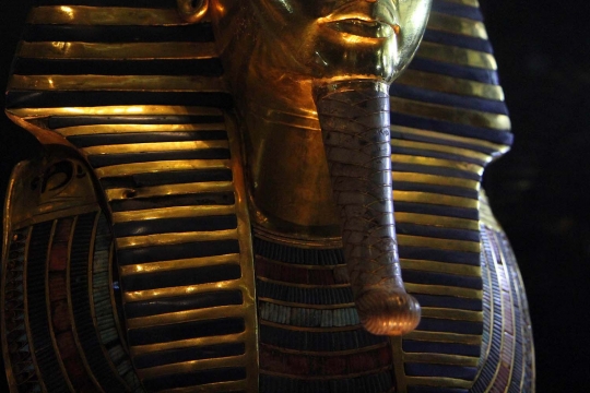 Patah, jenggot topeng Raja Tutankhamun diperbaiki pakai lem murahan