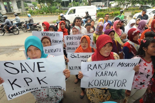 Aksi ibu-ibu demo dukung KPK