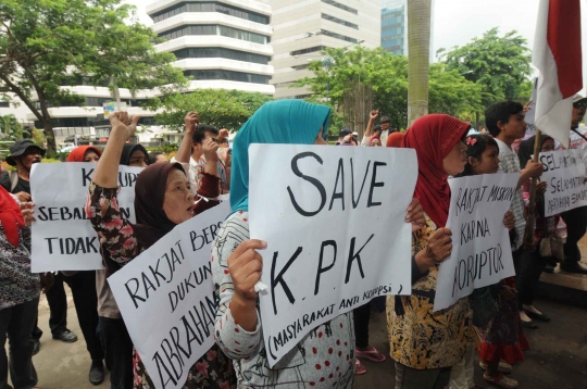 Aksi ibu-ibu demo dukung KPK