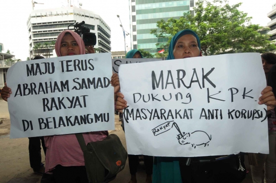 Aksi ibu-ibu demo dukung KPK
