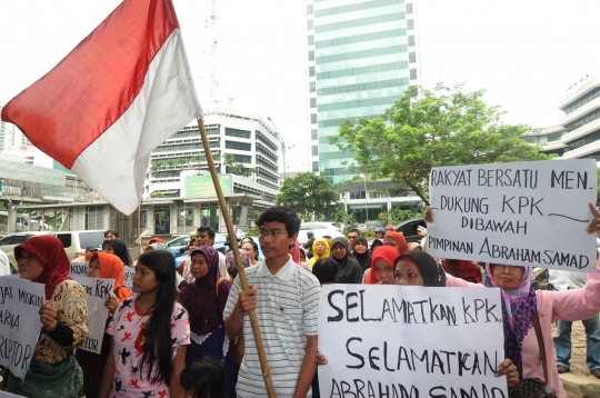 Aksi ibu-ibu demo dukung KPK