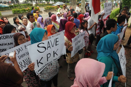 Aksi ibu-ibu demo dukung KPK