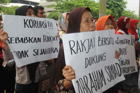 Aksi ibu-ibu demo dukung KPK