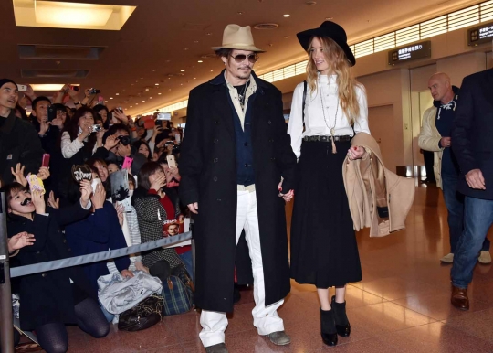 Ngefans Johnny Depp, wanita hingga bocah di Jepang pakai kumis palsu