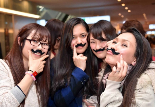 Ngefans Johnny Depp, wanita hingga bocah di Jepang pakai kumis palsu