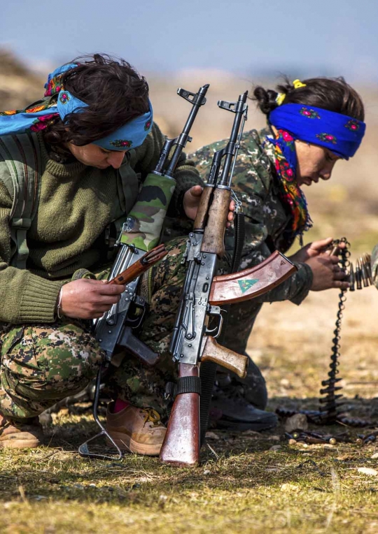 Aksi heroik pejuang wanita Kurdi latihan militer hadapi ISIS