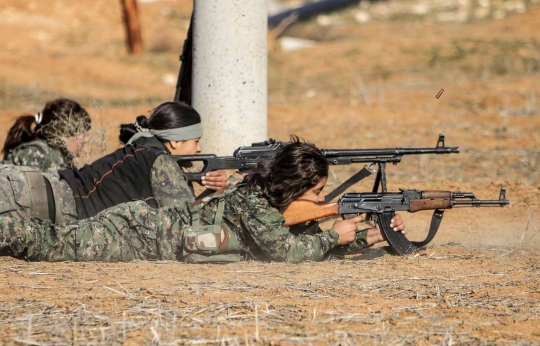Aksi heroik pejuang wanita Kurdi latihan militer hadapi ISIS