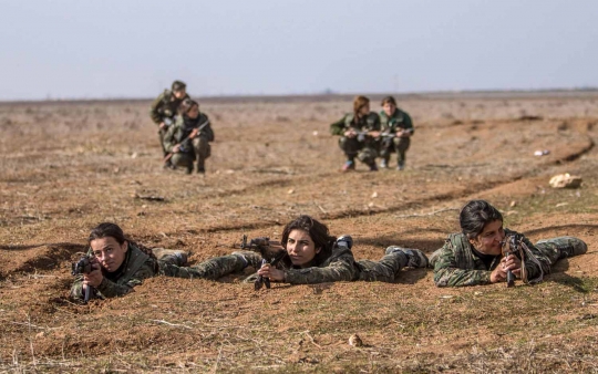 Aksi heroik pejuang wanita Kurdi latihan militer hadapi ISIS