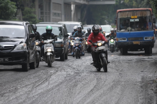 Awas, jalan rusak dan bergelombang di Cipinang ancam pengendara