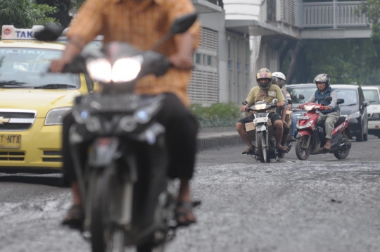 Awas, jalan rusak dan bergelombang di Cipinang ancam pengendara