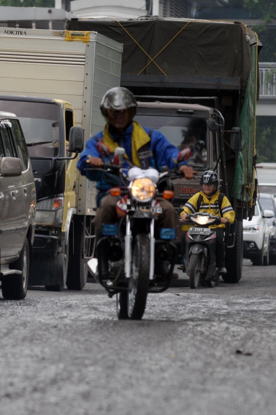 Awas, jalan rusak dan bergelombang di Cipinang ancam pengendara