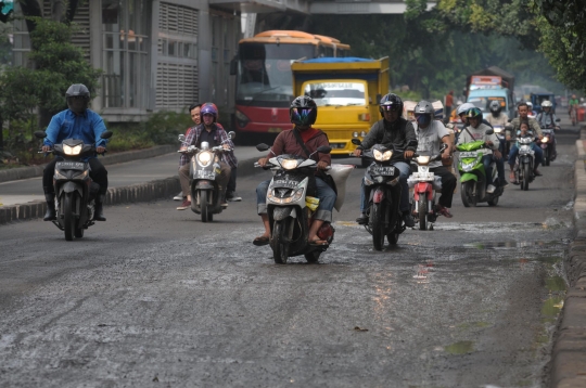 Awas, jalan rusak dan bergelombang di Cipinang ancam pengendara