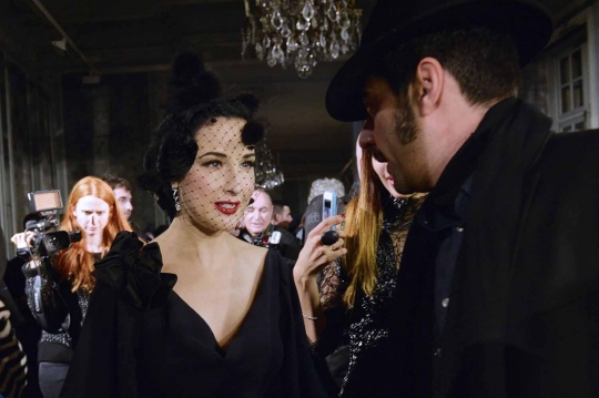 Pesona penari erotis Dita Von Teese hadir di Alexis Mabille 2015