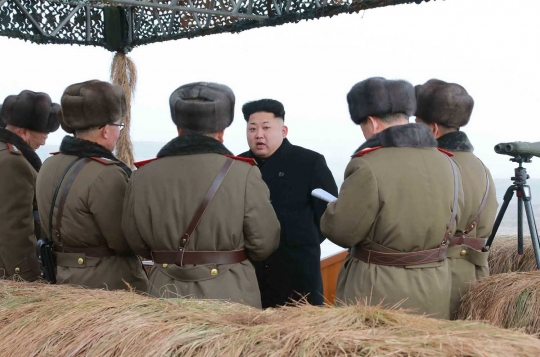 Gaya Kim Jong-un pantau langsung latihan perang tentara Korut