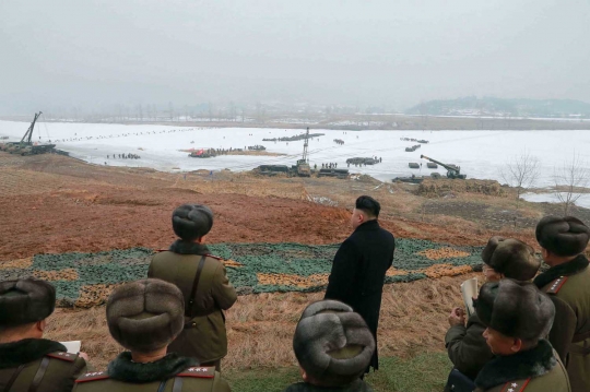 Gaya Kim Jong-un pantau langsung latihan perang tentara Korut