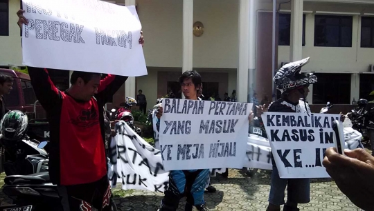 Balap cross dikriminalisasi, pocong naik trail demo PN Banyumas