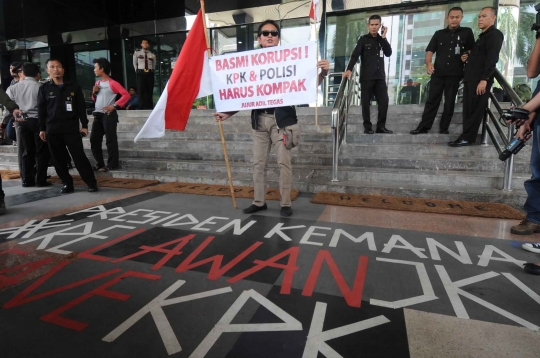 Aksi Pong Harjatmo minta KPK dan Polri kompak berantas korupsi