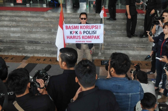 Aksi Pong Harjatmo minta KPK dan Polri kompak berantas korupsi
