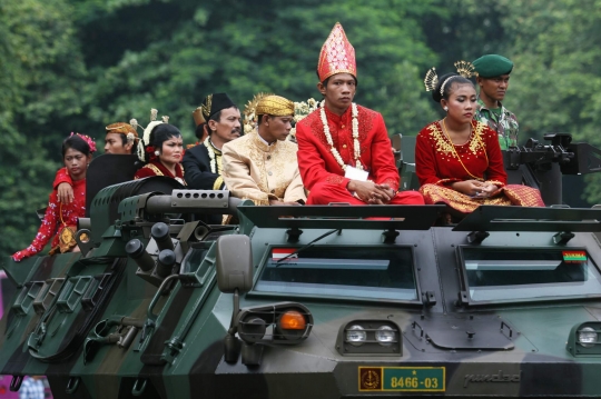 Nikah massal, 5.115 pasang pengantin diarak panser TNI di Senayan