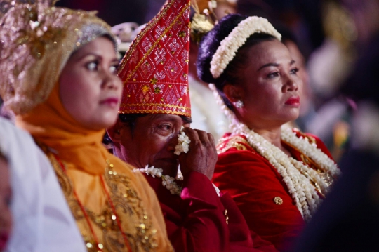 Nikah massal, 5.115 pasang pengantin diarak panser TNI di Senayan