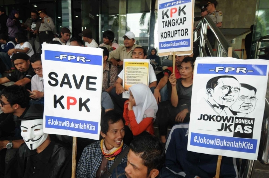 Aksi puluhan aktivis demo 100 hari Jokowi-JK di KPK