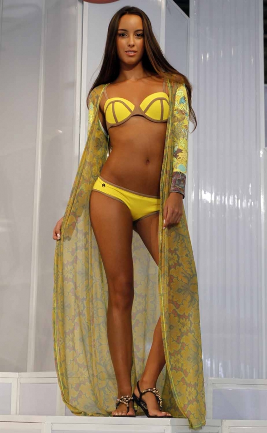 Seksinya model-model Kolombia pamerkan bikini di Colombiatex