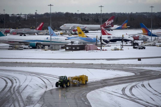 Salju tebal lumpuhkan Bandara Manchester