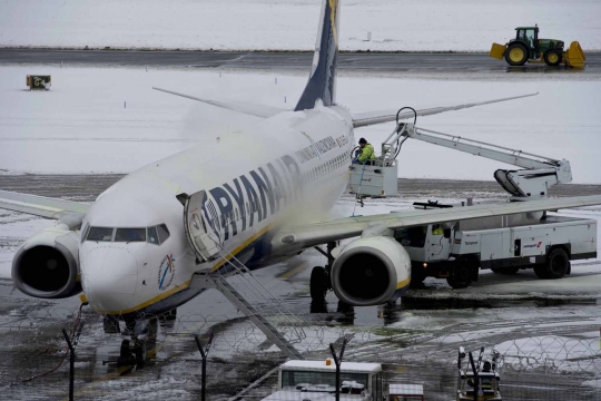 Salju tebal lumpuhkan Bandara Manchester