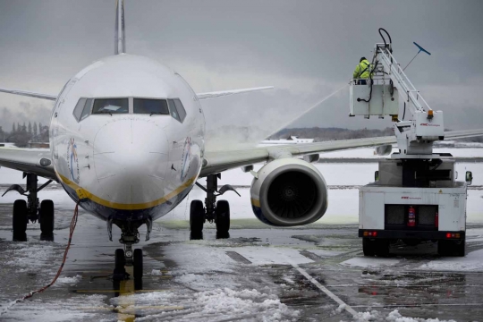 Salju tebal lumpuhkan Bandara Manchester