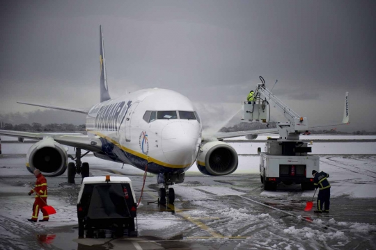 Salju tebal lumpuhkan Bandara Manchester