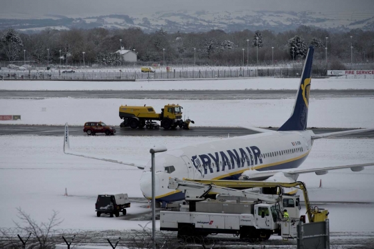 Salju tebal lumpuhkan Bandara Manchester