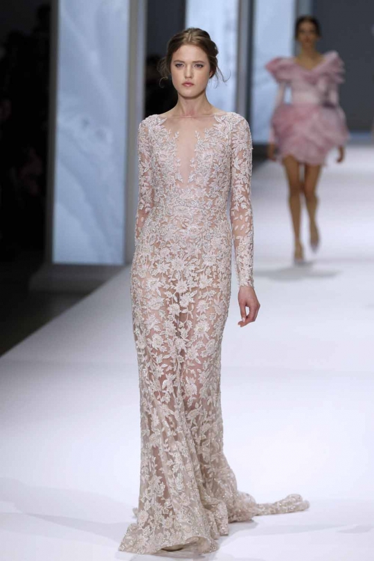 Pesona model pamerkan gaun transparan di Haute Couture Spring-Summer