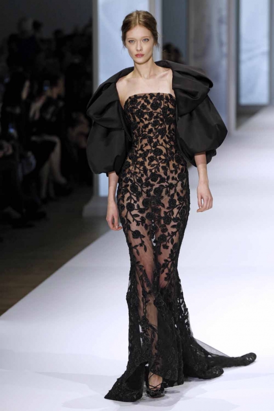 Pesona model pamerkan gaun transparan di Haute Couture Spring-Summer