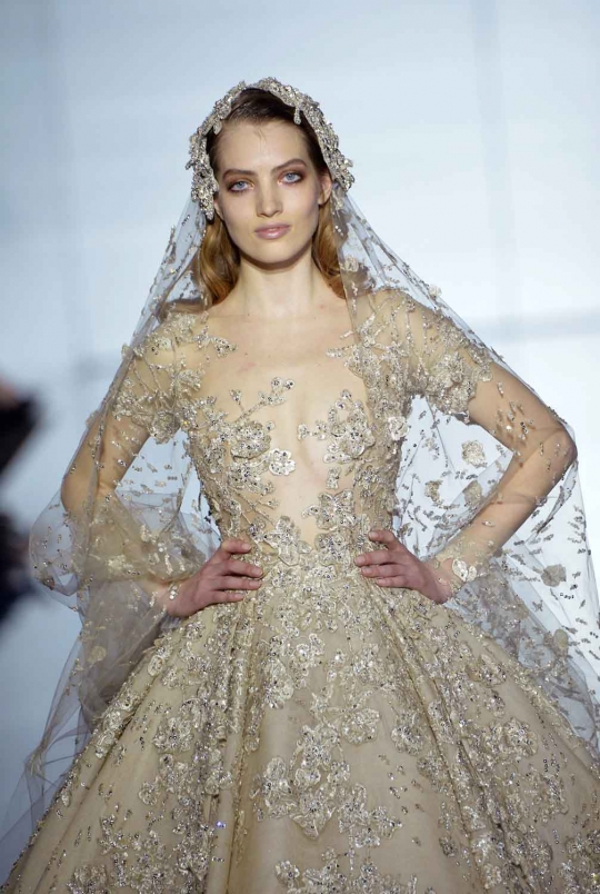 Pesona model pamerkan gaun transparan di Haute Couture Spring-Summer