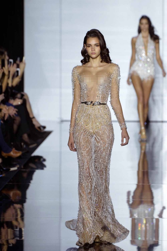 Pesona model pamerkan gaun transparan di Haute Couture Spring-Summer