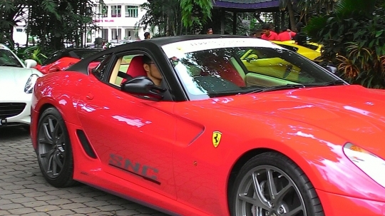 Melihat mobil-mobil mewah Ferrari digeber di Weekend Drive Touring