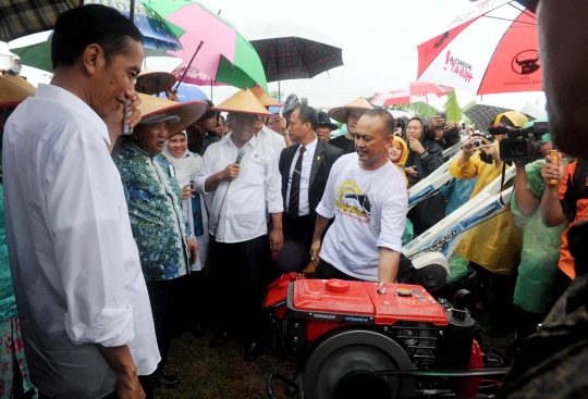 Blusukan ke Ngawi, Jokowi bagi-bagi traktor & pompa air untuk petani