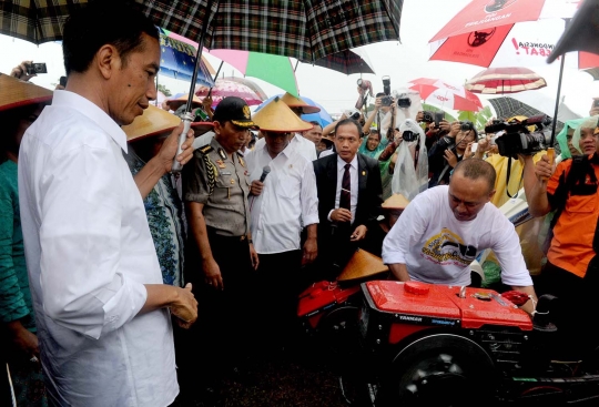 Blusukan ke Ngawi, Jokowi bagi-bagi traktor & pompa air untuk petani