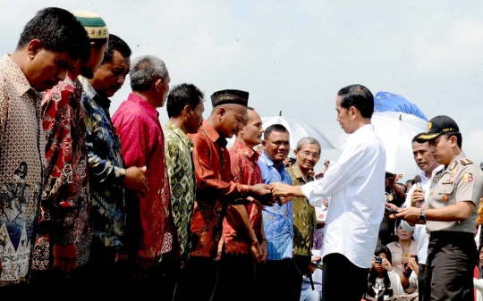 Blusukan ke Ngawi, Jokowi bagi-bagi traktor & pompa air untuk petani