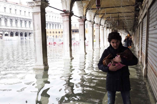 Cantiknya kota romantis Venesia meski terendam banjir