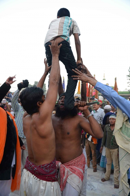Ekstremnya atraksi 'menyiksa diri' dalam acara keagamaan di India