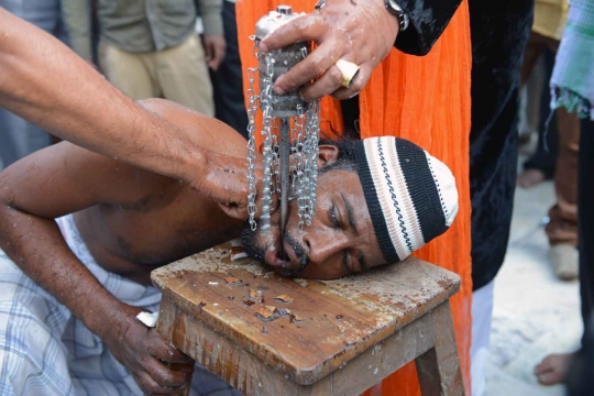Ekstremnya atraksi 'menyiksa diri' dalam acara keagamaan di India