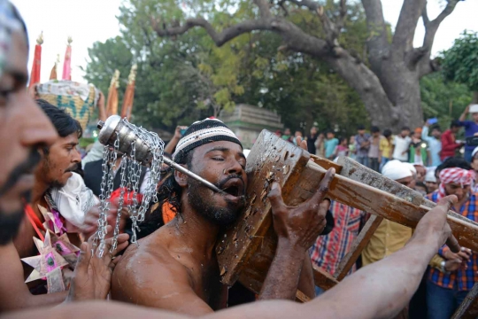 Ekstremnya atraksi 'menyiksa diri' dalam acara keagamaan di India