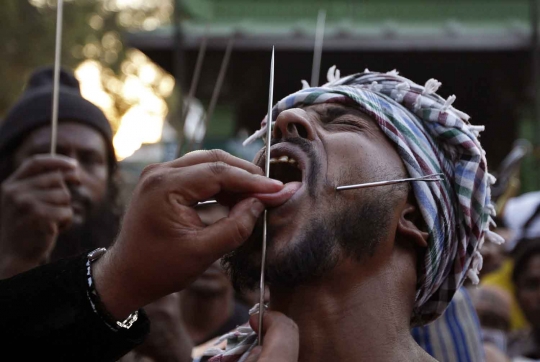 Ekstremnya atraksi 'menyiksa diri' dalam acara keagamaan di India
