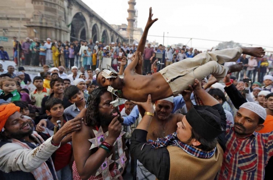 Ekstremnya atraksi 'menyiksa diri' dalam acara keagamaan di India