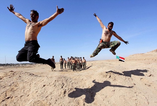 Begini kerasnya latihan pejuang Irak di tengah padang pasir